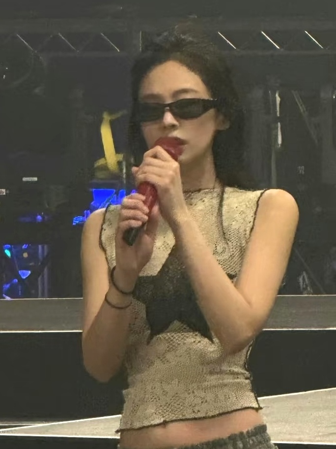 Jennie Concert Vintage Small F - Street Fashion Pose review and price